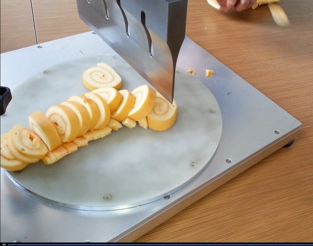Ultrasonic cutter becomes a tool for cake cutting